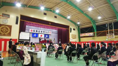 証書授与、練習なしでもとても立派です！